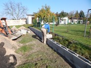 Stavba opěrné zdi u zahrady školy 2017